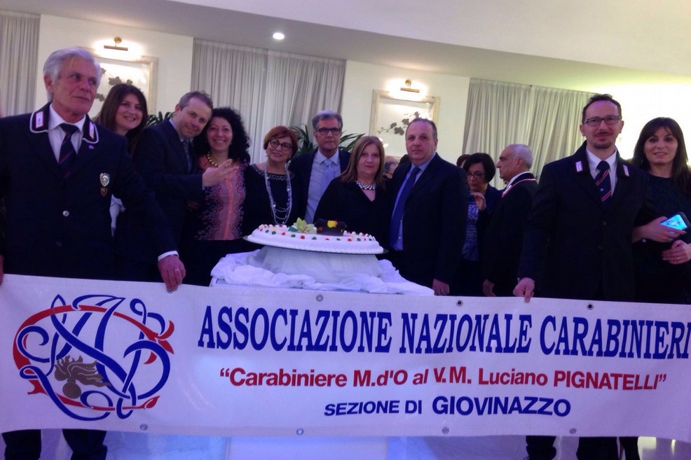 Foto d gruppo al taglio della torta