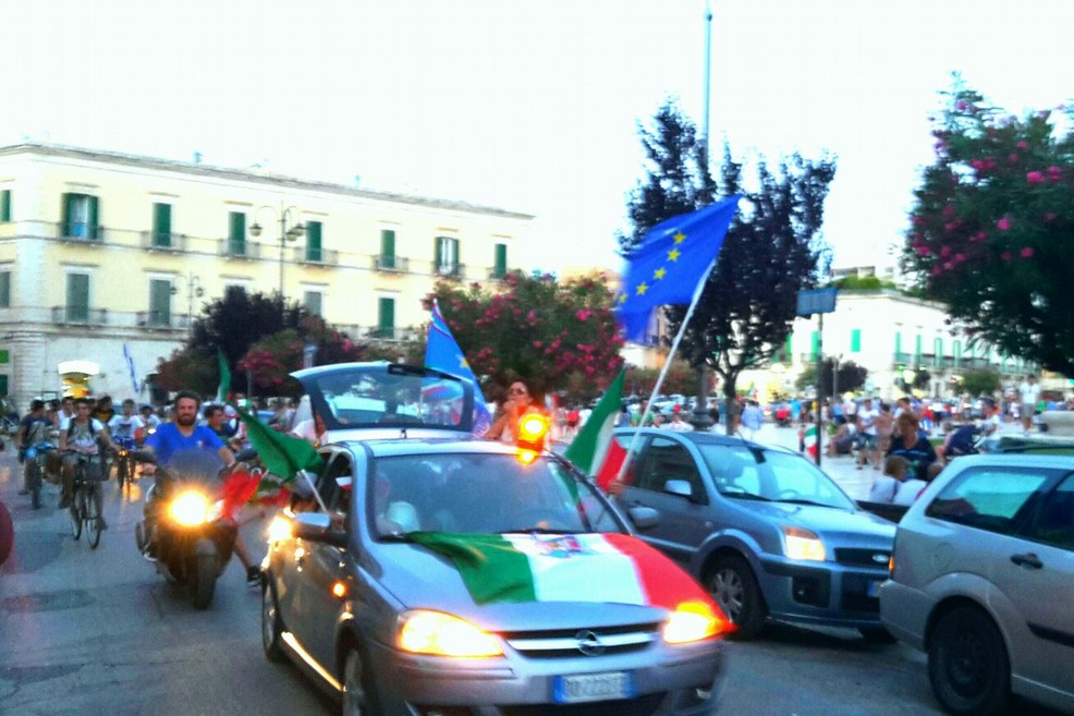 Auto in festa dopo Italia-Spagna 2-0. <span>Foto Marco Caravella</span>