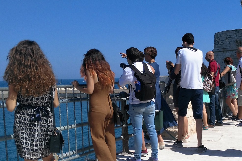 Macchina fotografica in mano affacciati da via Marina. <span>Foto Antonella Romanelli</span>