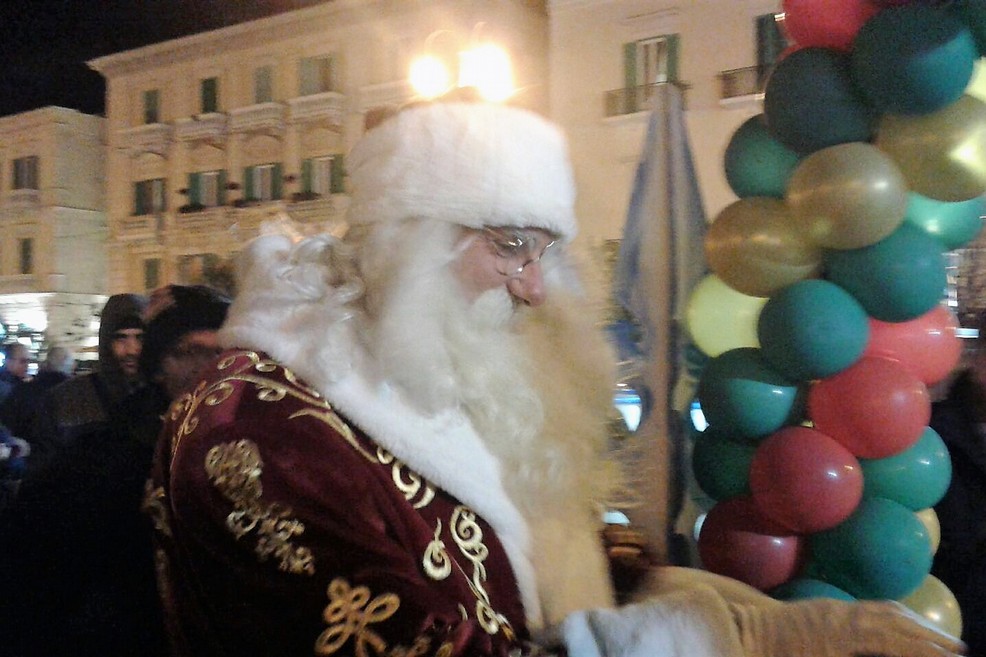 Babbo Natale è in piazza. <span>Foto Gabriella Serrone</span>