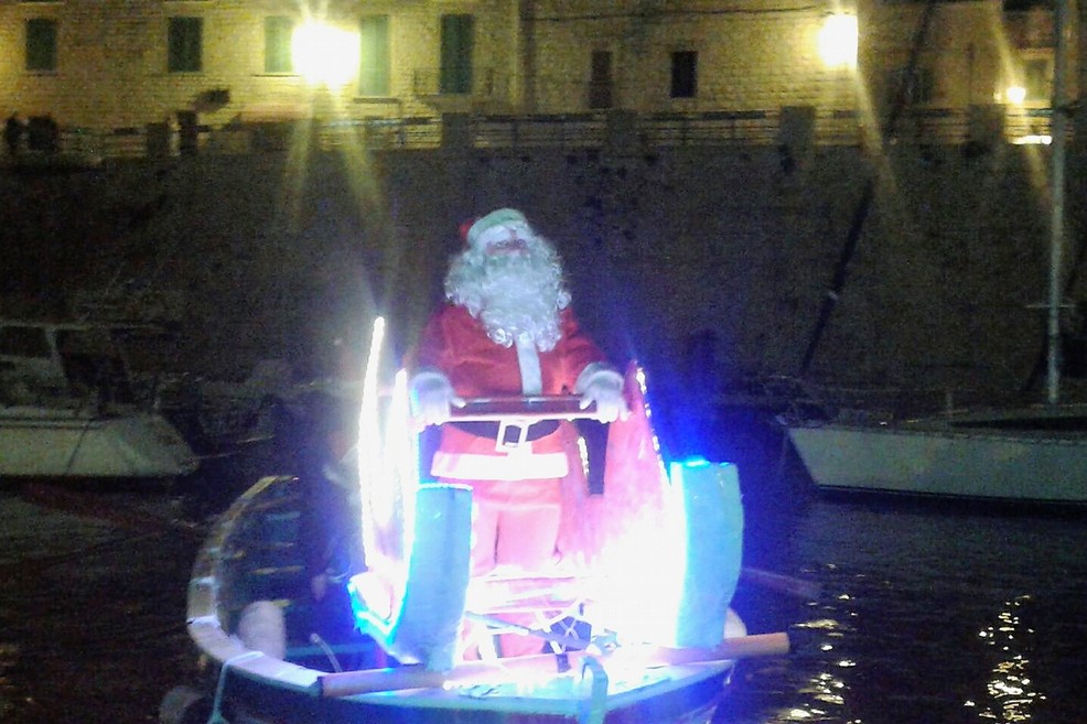 Babbo Natale vien dal mare 2016. <span>Foto Gabriella Serrone</span>