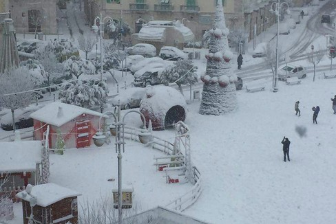 La piazza totalmente innevata. <span>Foto Enzo Spadavecchia</span>