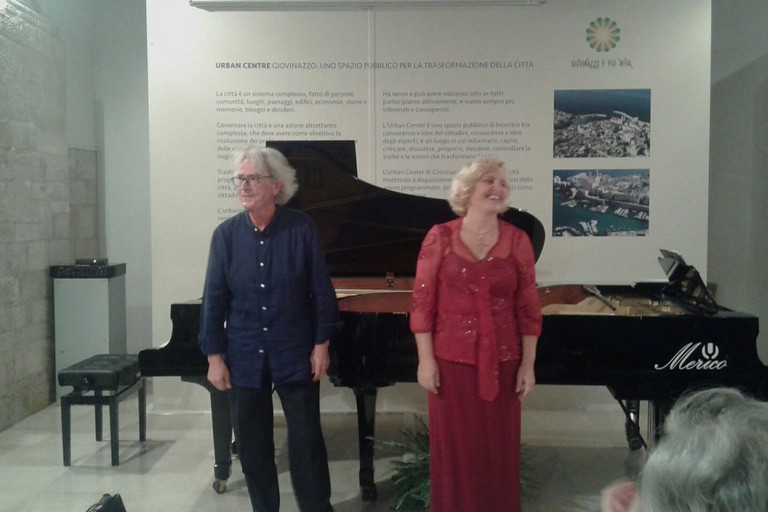 Ferrari e Zoccali ringraziano il pubblico. <span>Foto Gabriella Serrone</span>
