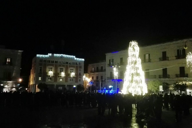 La piazza si veste a festa. <span>Foto Giuseppe Dalbis</span>