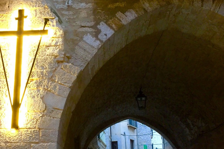 La croce in via Cattedrale. <span>Foto Saverio Amorisco</span>