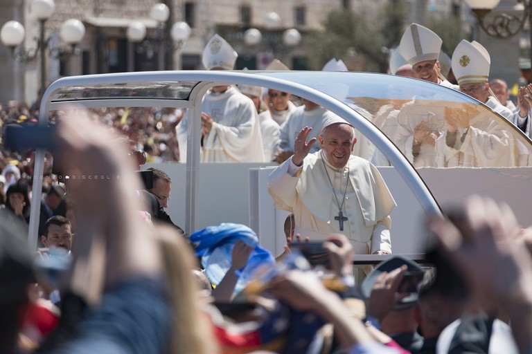 Il Papa tra la folla. <span>Foto Vincenzo Bisceglia</span>