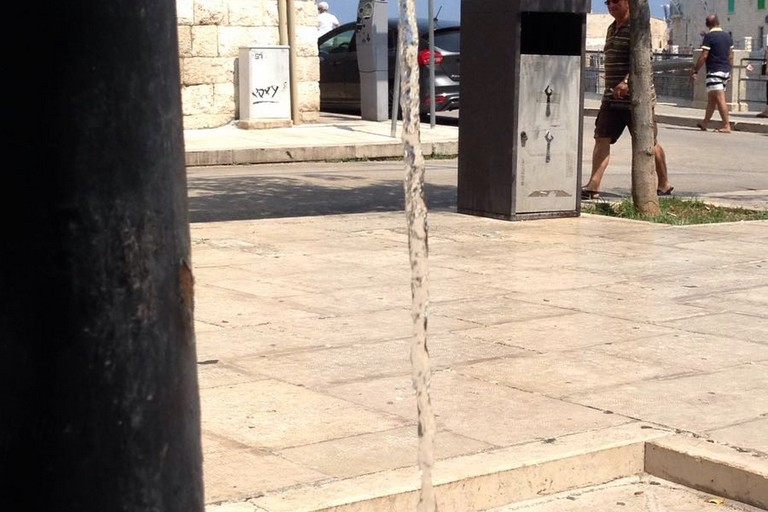 Sgorga acqua dalla fontana in piazza Porto