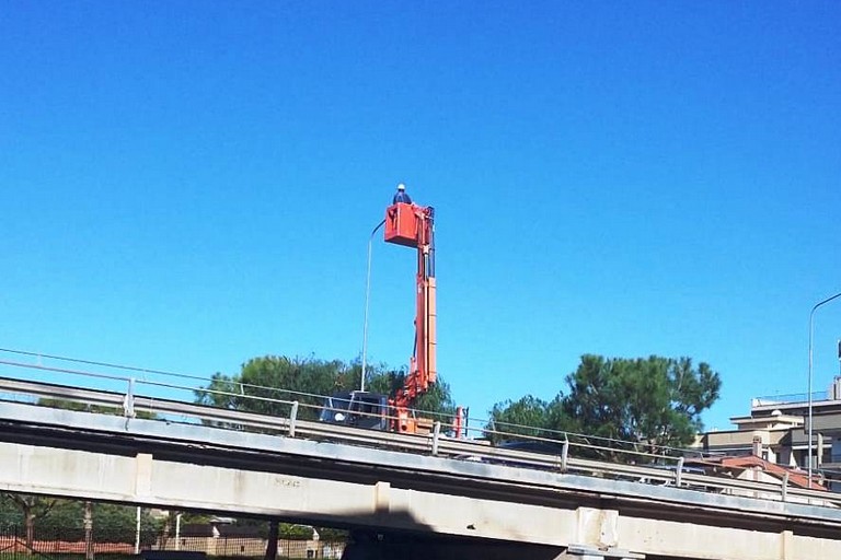 L'intervento sul cavalcaferrovia. <span>Foto F.B. </span>