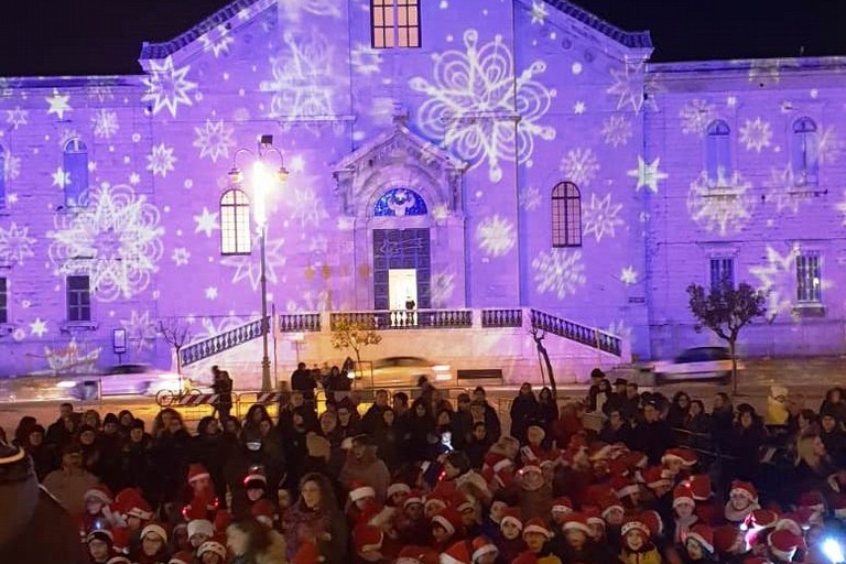 I bimbi in piazza con lo sfondo natalizio di San Domenico. <span>Foto Donatella Di Turi</span>