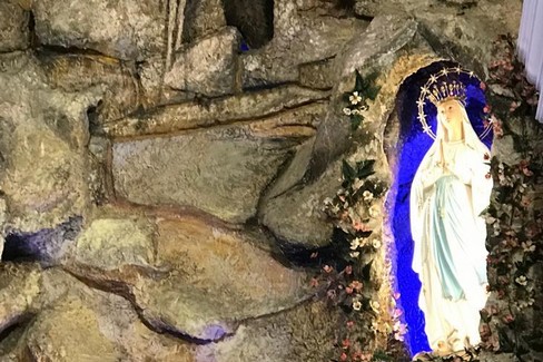La Madonna di Lourdes sulla navata laterale destra