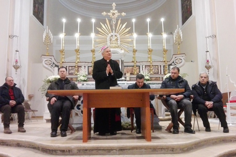 Mons. Cornacchia in ascolto dei confratelli. <span>Foto Giuseppe Dalbis</span>
