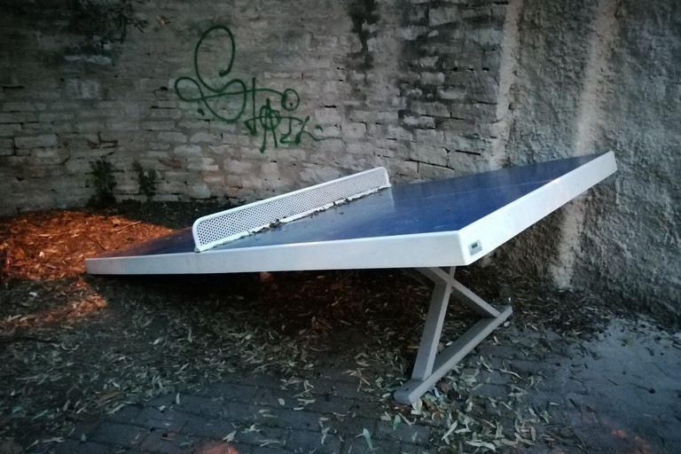 Il tavolo da ping-pong ormai inservibile