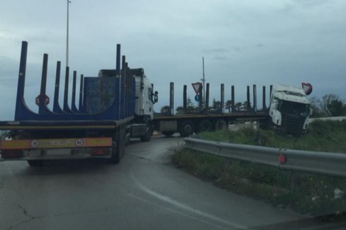 L'incidente stradale avvenuto sulla strada statale 16 bis