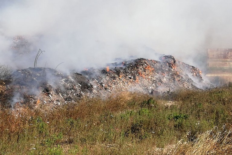 L'incendio nella discarica di Giovinazzo