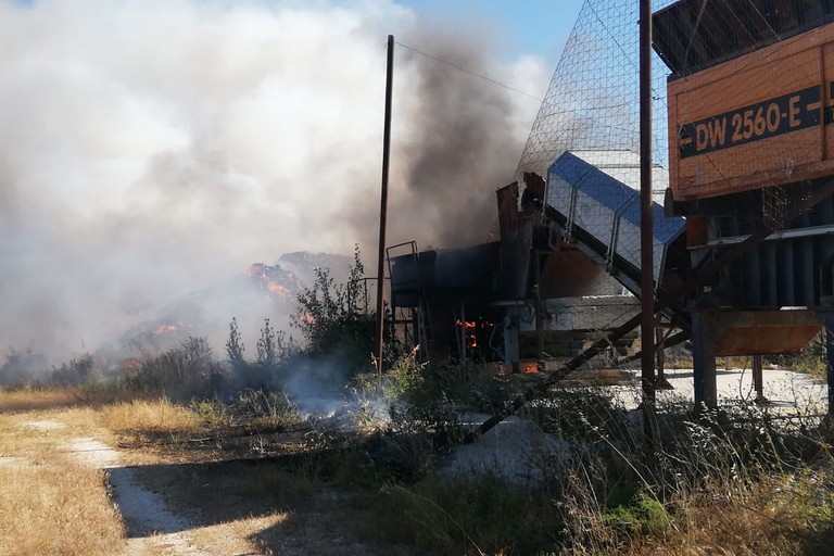 L'incendio nella discarica di Giovinazzo