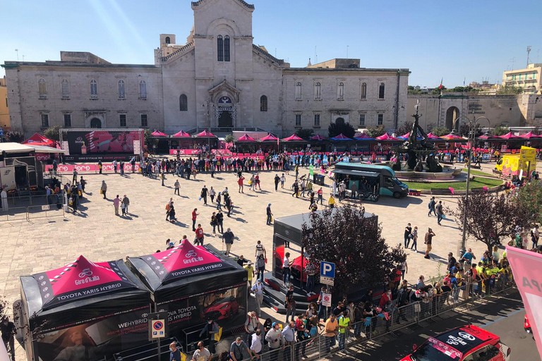 Il Giro d'Italia in piazza Vittorio Emanuele II. <span>Foto Giuseppe Dalbis</span>