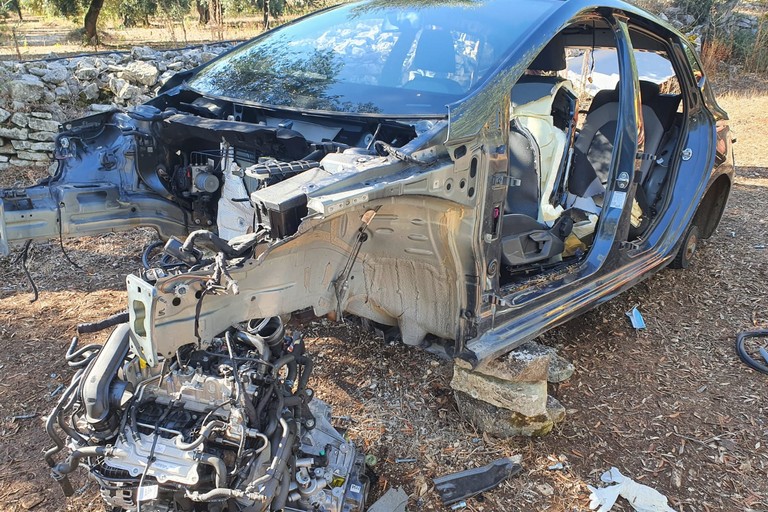 La Ford Fiesta cannibalizzata in località Peragineto