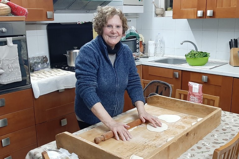 Anna Milone prepara i suoi panzerotti