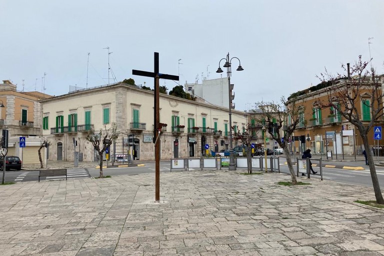 La croce in piazza Vittorio Emanuele II. <span>Foto Marzia Morva</span>