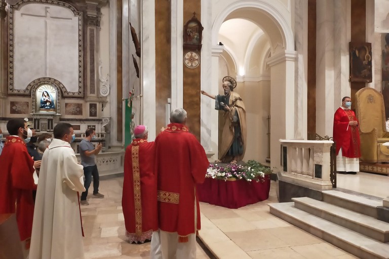 Mons. Cornacchia rende omaggio a San Tommaso. <span>Foto Gabriella Serrone</span>