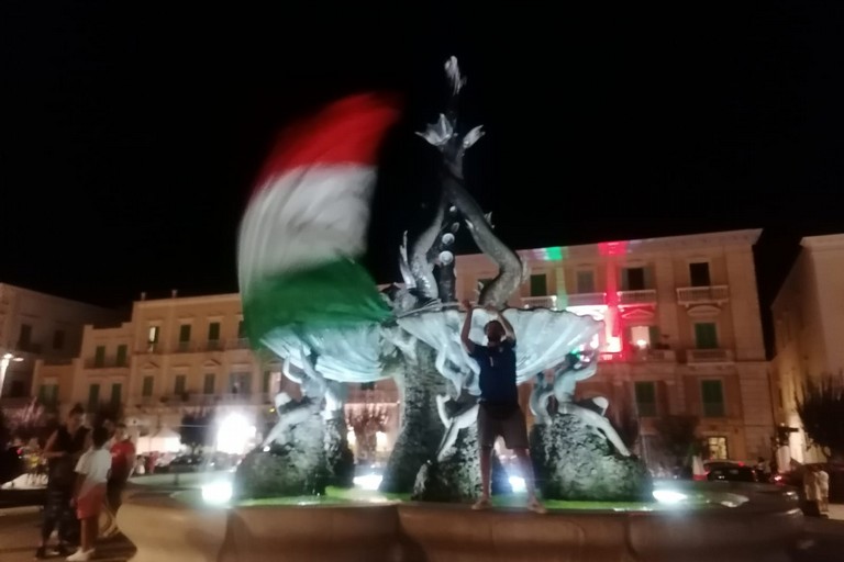 Il tricolore sventola sulla Fontana dei Tritoni