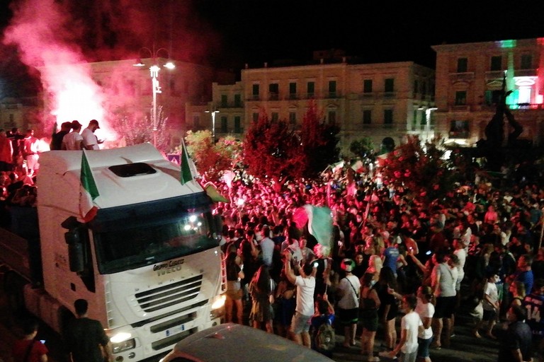 I festeggiamenti in piazza Vittorio Emanuele II