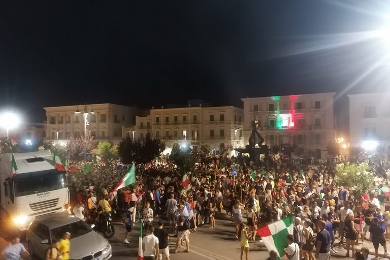 Festa in piazza per vittoria Azzurri. <span>Foto Giuseppe Dalbis</span>