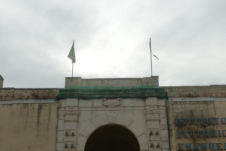 Le bandiere strappate dal vento sull'Istituto Vittorio Emanuele II
