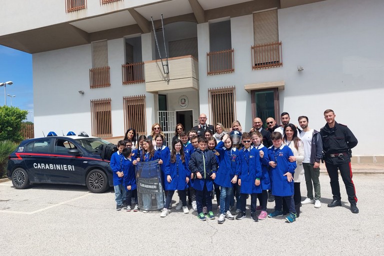Gli studenti in visita alla caserma dei Carabinieri