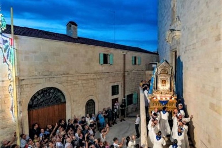 Uscita processione Maria SS di Corsignano. <span>Foto Dino Mottola </span>