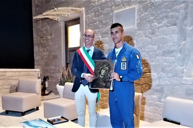 Sollecito premia Vit con l'icona di Maria SS di Corsignano. <span>Foto Giuseppe Dalbis</span>