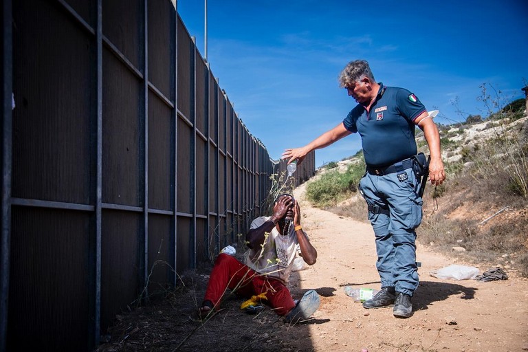 L'umanità di un poliziotto di Giovinazzo: offre acqua a un migrante