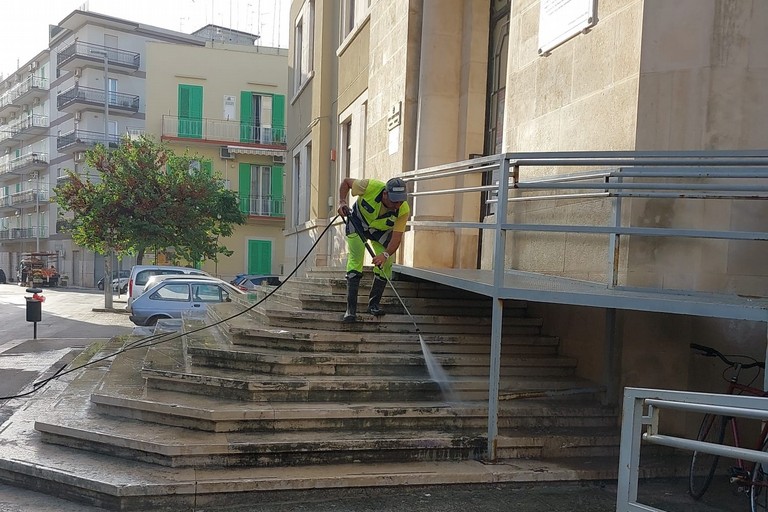 Lavaggio scalinata Liceo 