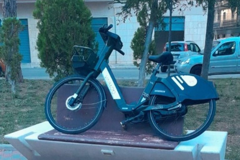 Bici elettrica su panchina in piazza Stallone