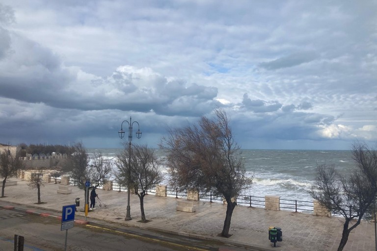 Nuvole e mare agitato a Ponente