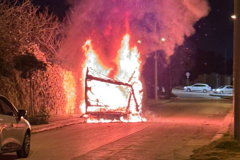 Il camper incendiato in via Crocifisso