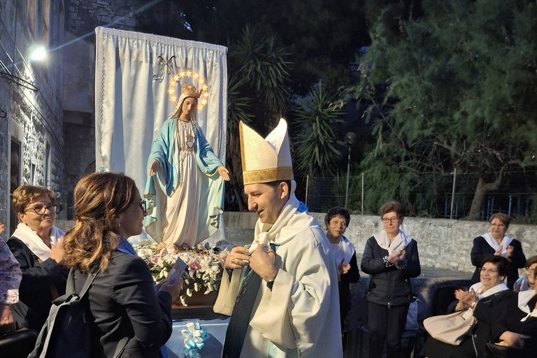Marianna Paladino dona foulard a Mons. Vincenzo Turturro. <span>Foto Associazione Medaglia Miracolosa </span>