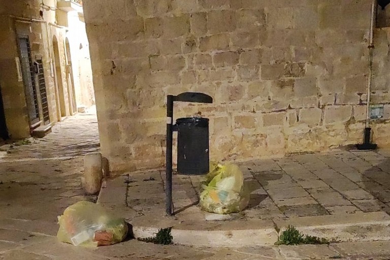 Rifiuti tra via San Giuseppe e via Madonna degli Angeli. <span>Foto Nicola Miccione</span>