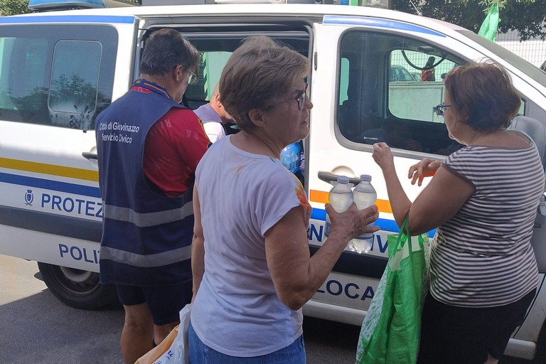 Distribuzione acqua mercato settimanale