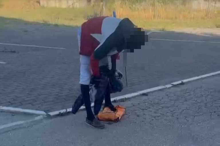 L'uomo immortalato da uno smartphone in via delle Filatrici