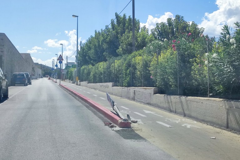 Segnaletica ciclovia abbattuta. <span>Foto Nicola Miccione</span>