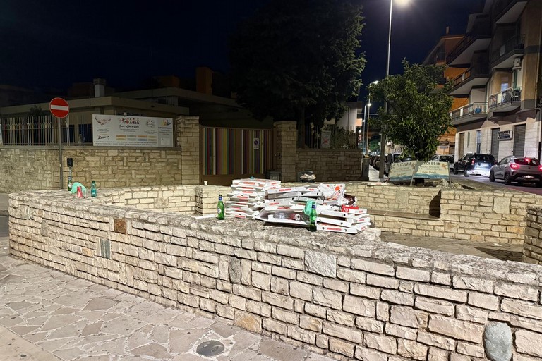 Cartoni per pizza abbandonati