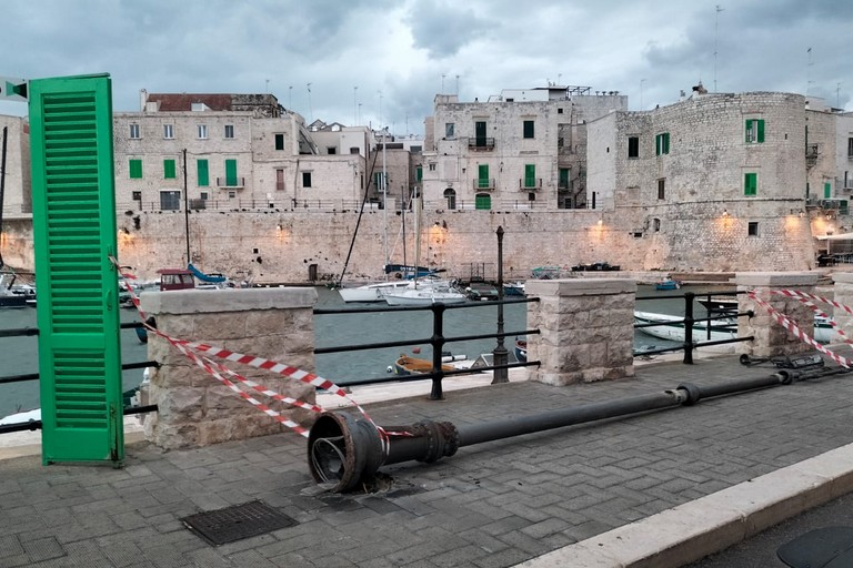 Palo della luce caduto. <span>Foto Gianluca Battista</span>