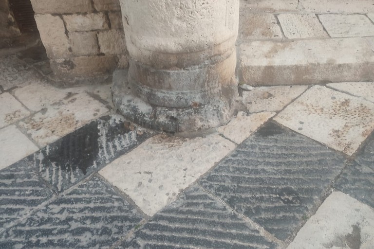 Urine canine su colonna romana. <span>Foto E.M. </span>