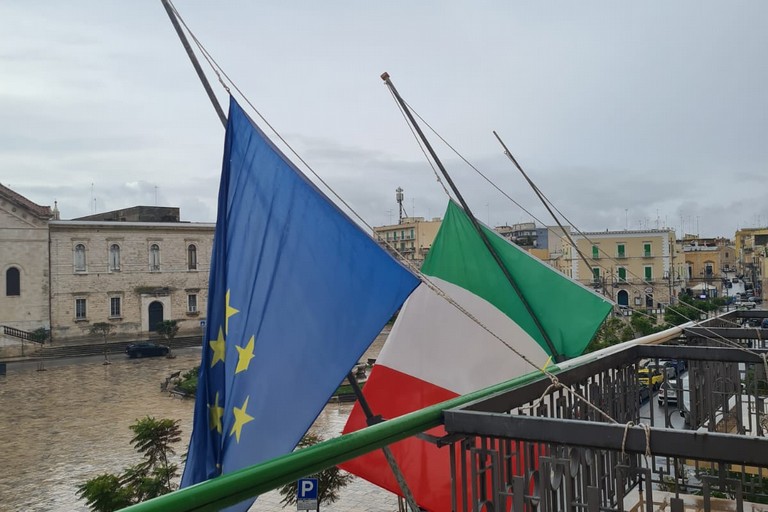 Bandiere a mezz'asta a Palazzo di Città