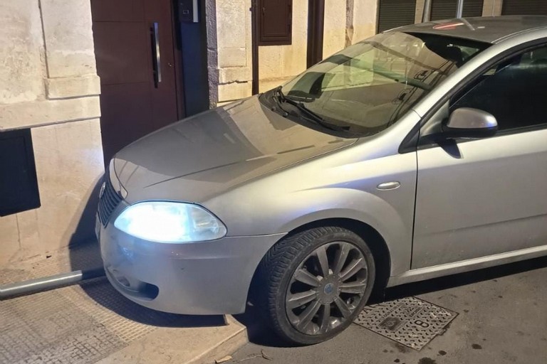 La Fiat Croma finita contro un palo in via Giulio di Bari