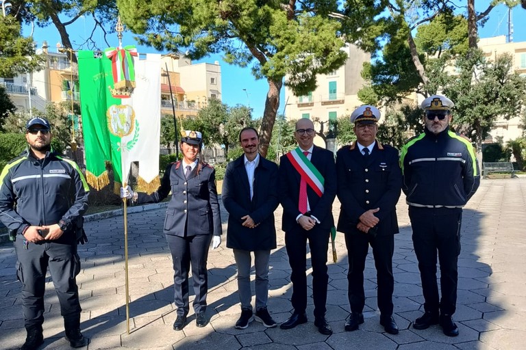 Polizia Locale con sindaco ed assessore