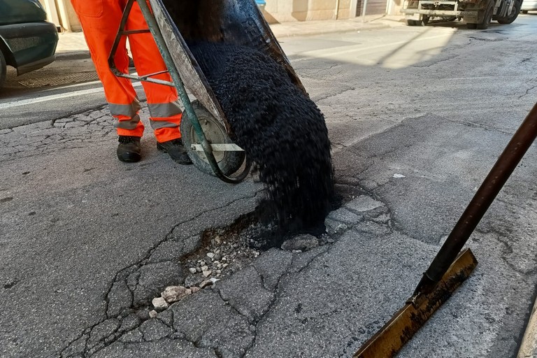 Riempimento buche asfalto