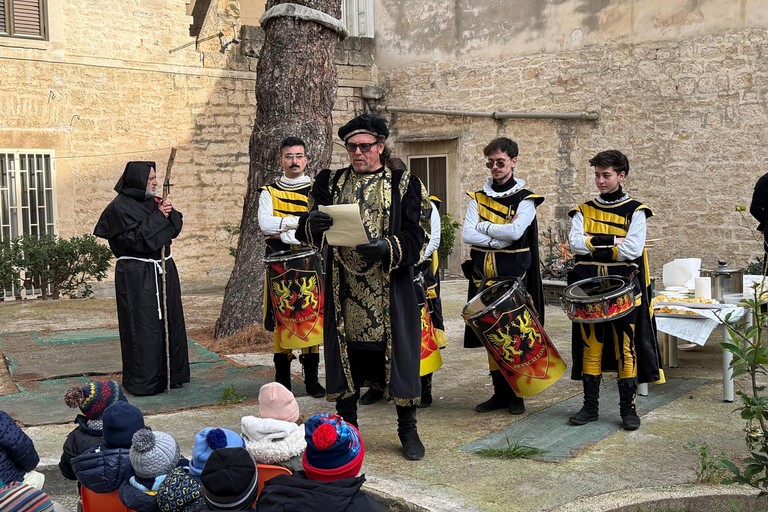 Il banditore nelle scuole di Giovinazzo. <span>Foto Marzia Morva</span>