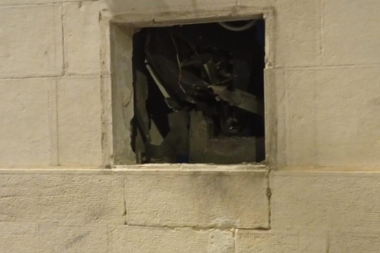 Lo sportello automatico della banca Monte dei Paschi di Siena